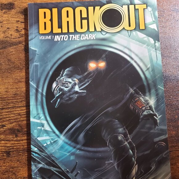 Blackout Volume 1: into the Dark - TPB Dark Horse (2014, Trade Paperback) good - Picture 1 of 3